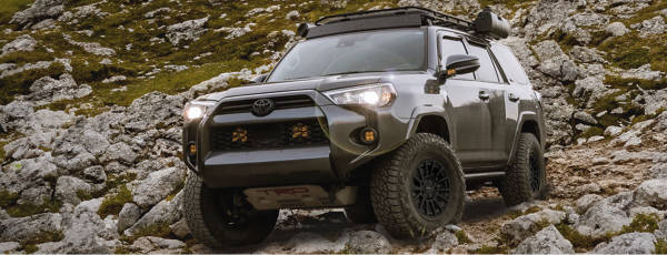 SUV crawling rocks with Torque Wheels